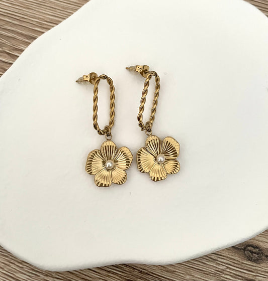 Boucles d’oreilles Camélia pendantes fleurs strass, en acier inoxydable doré.