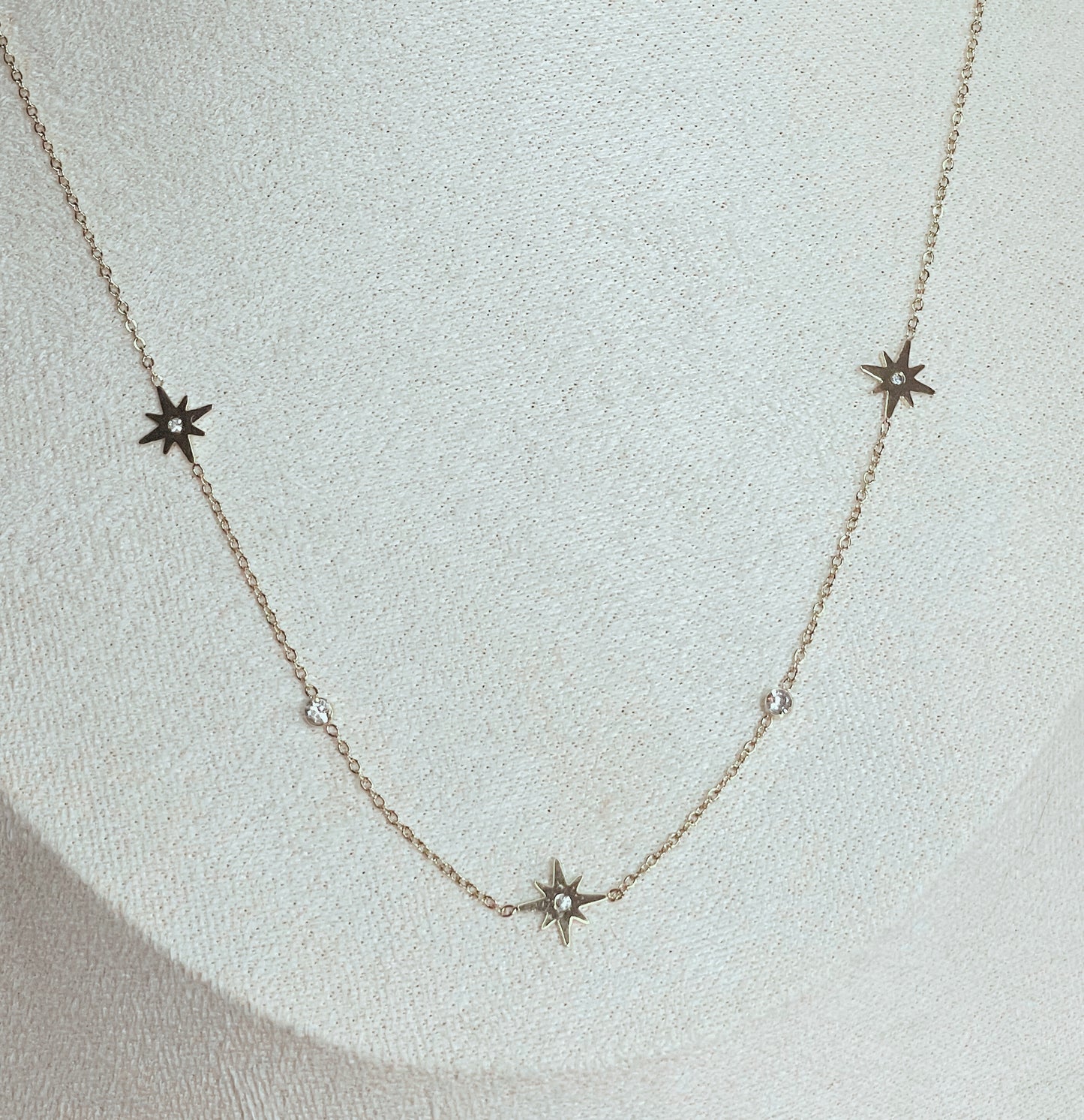 Collier Elanor triples étoiles et strass, acier inoxydable doré.