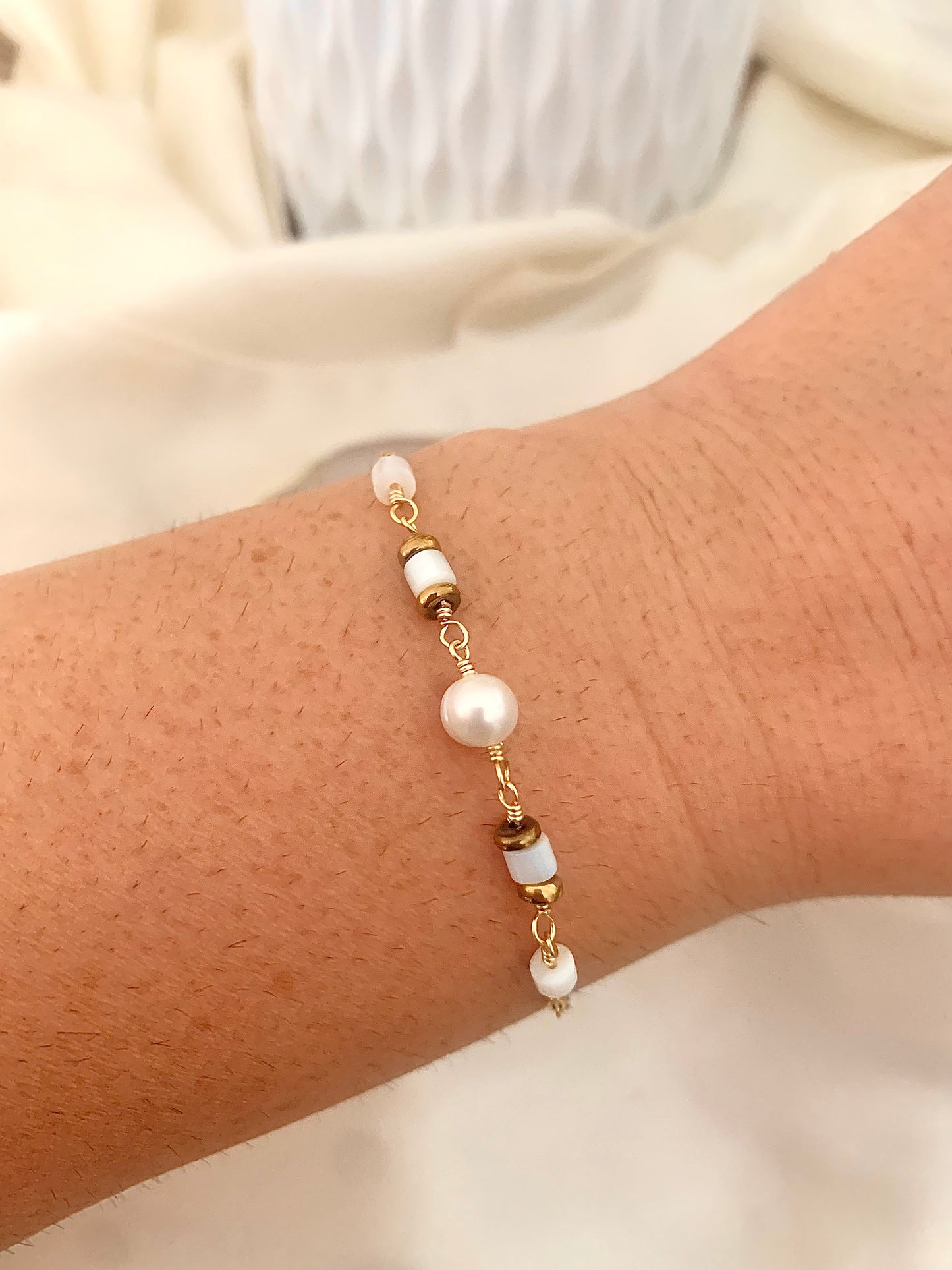 Bracelet Kelly ,avec une perle d'eau douce blanche véritable, des rondelles de pierres naturelles et une chaîne fantaisie en acier inoxydable doré.