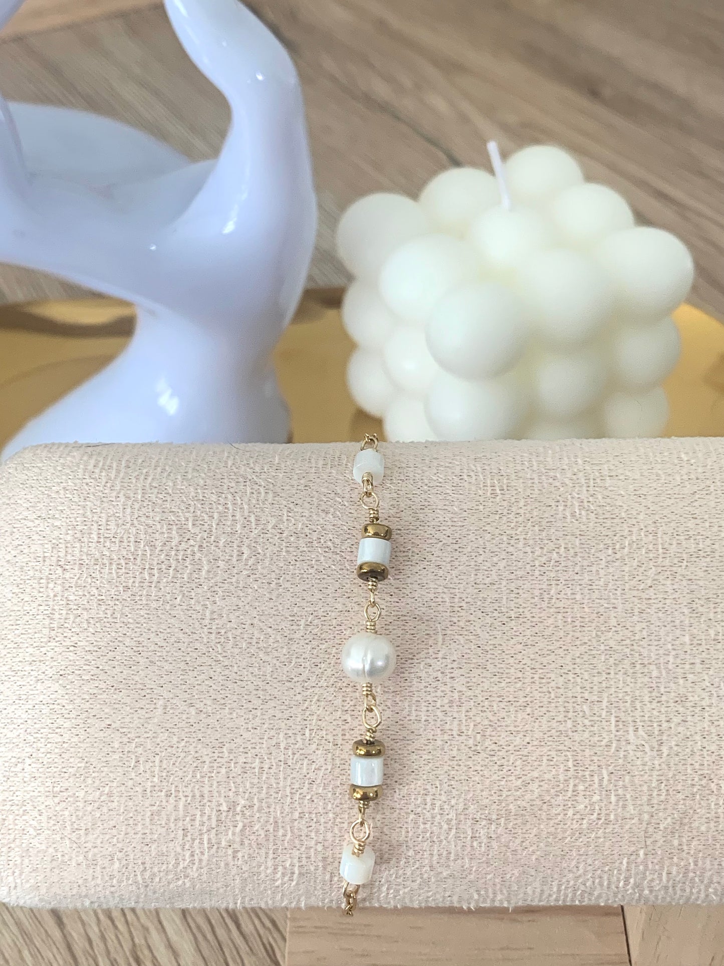 Bracelet Kelly ,avec une perle d'eau douce blanche véritable, des rondelles de pierres naturelles et une chaîne fantaisie en acier inoxydable doré.