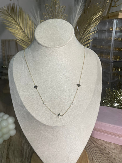 Collier Elanor triples étoiles et strass, acier inoxydable doré.