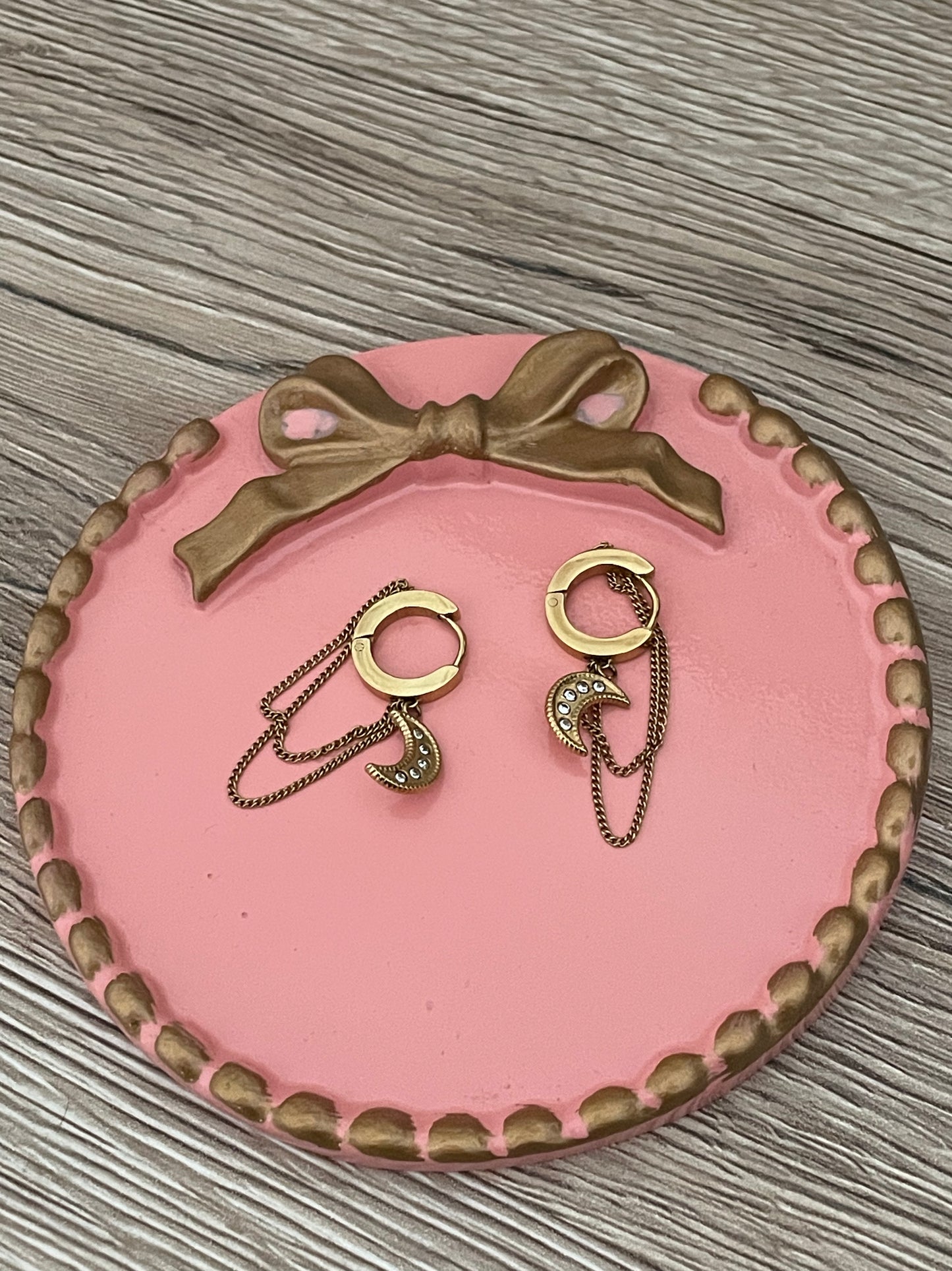 Boucles d’oreilles Lunéa, lune strass chaînes pendantes, en acier inoxydable doré.