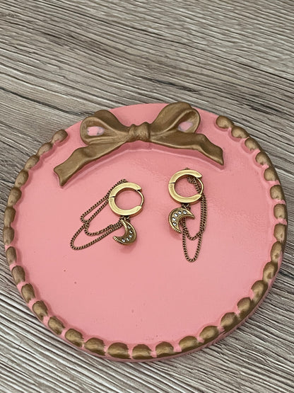 Boucles d’oreilles Lunéa, lune strass chaînes pendantes, en acier inoxydable doré.