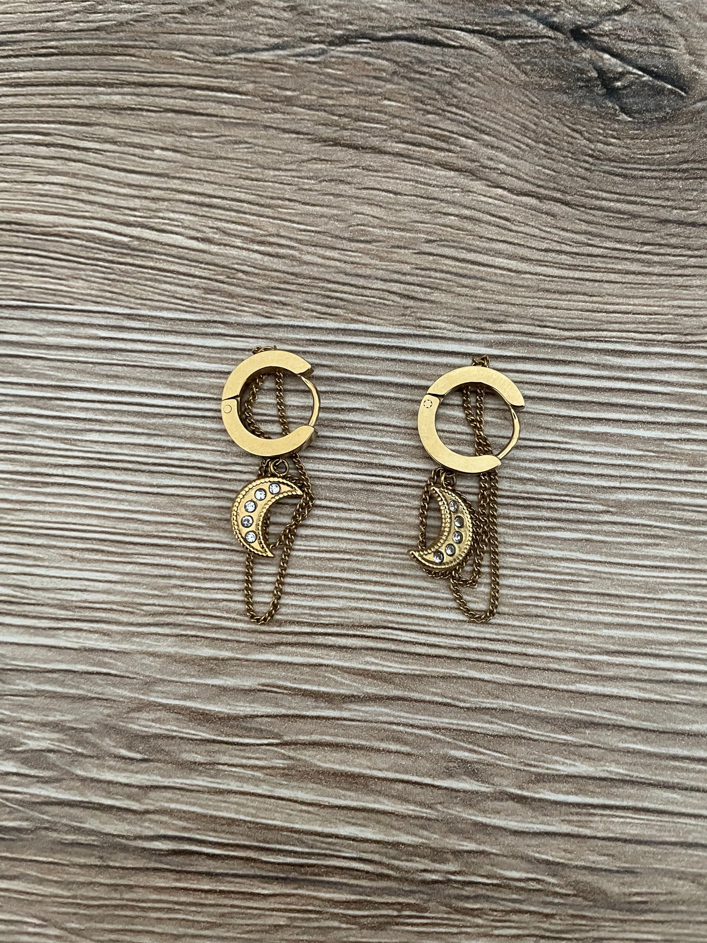 Boucles d’oreilles Lunéa, lune strass chaînes pendantes, en acier inoxydable doré.