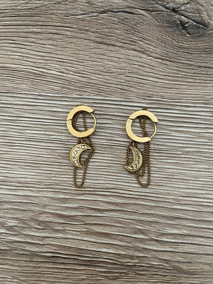 Boucles d’oreilles Lunéa, lune strass chaînes pendantes, en acier inoxydable doré.