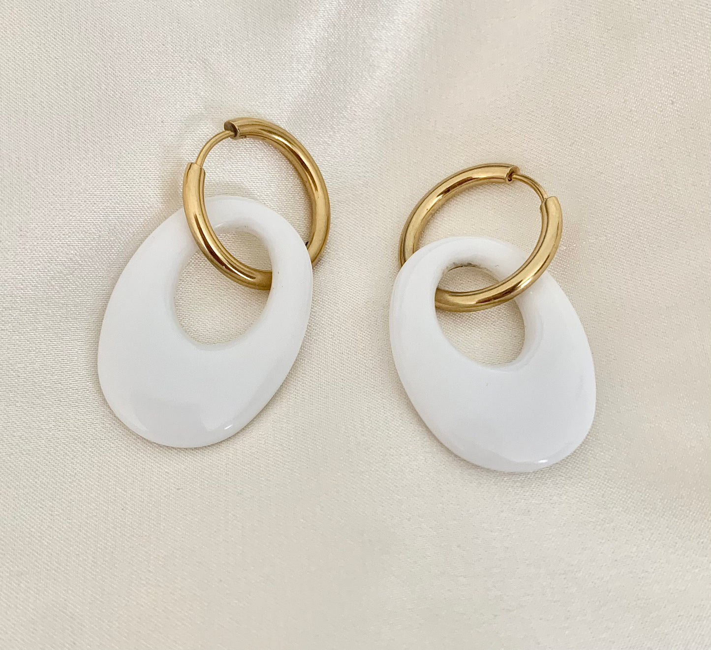 Boucles d'oreilles Lucy , goutte en résine blanche , acier inoxydable doré.