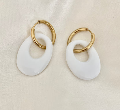 Boucles d'oreilles Lucy , goutte en résine blanche , acier inoxydable doré.