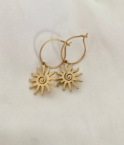 Boucles d'oreilles fine Bali ,soleil , acier inoxydable doré .