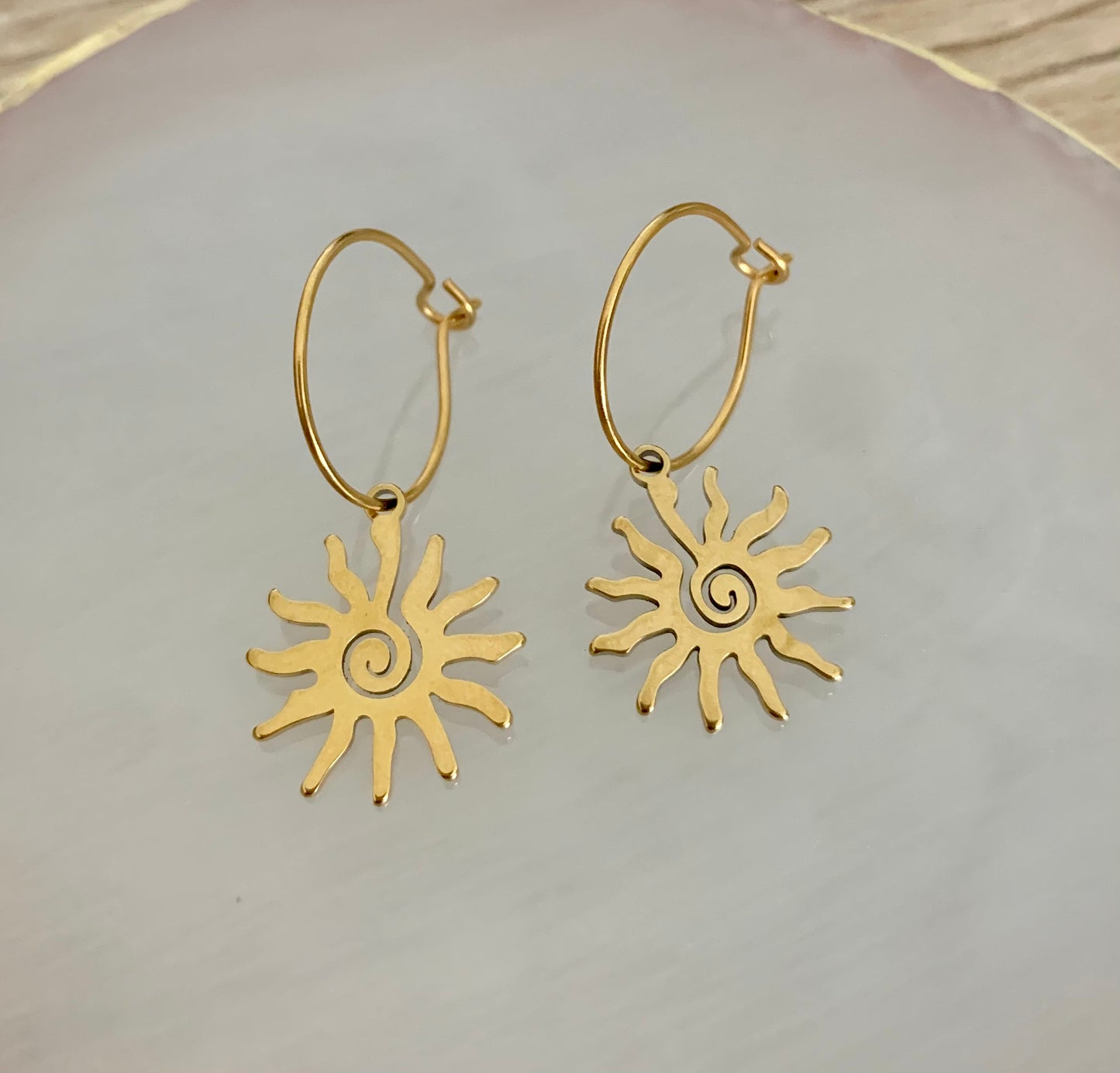 Boucles d'oreilles fine Bali ,soleil , acier inoxydable doré .