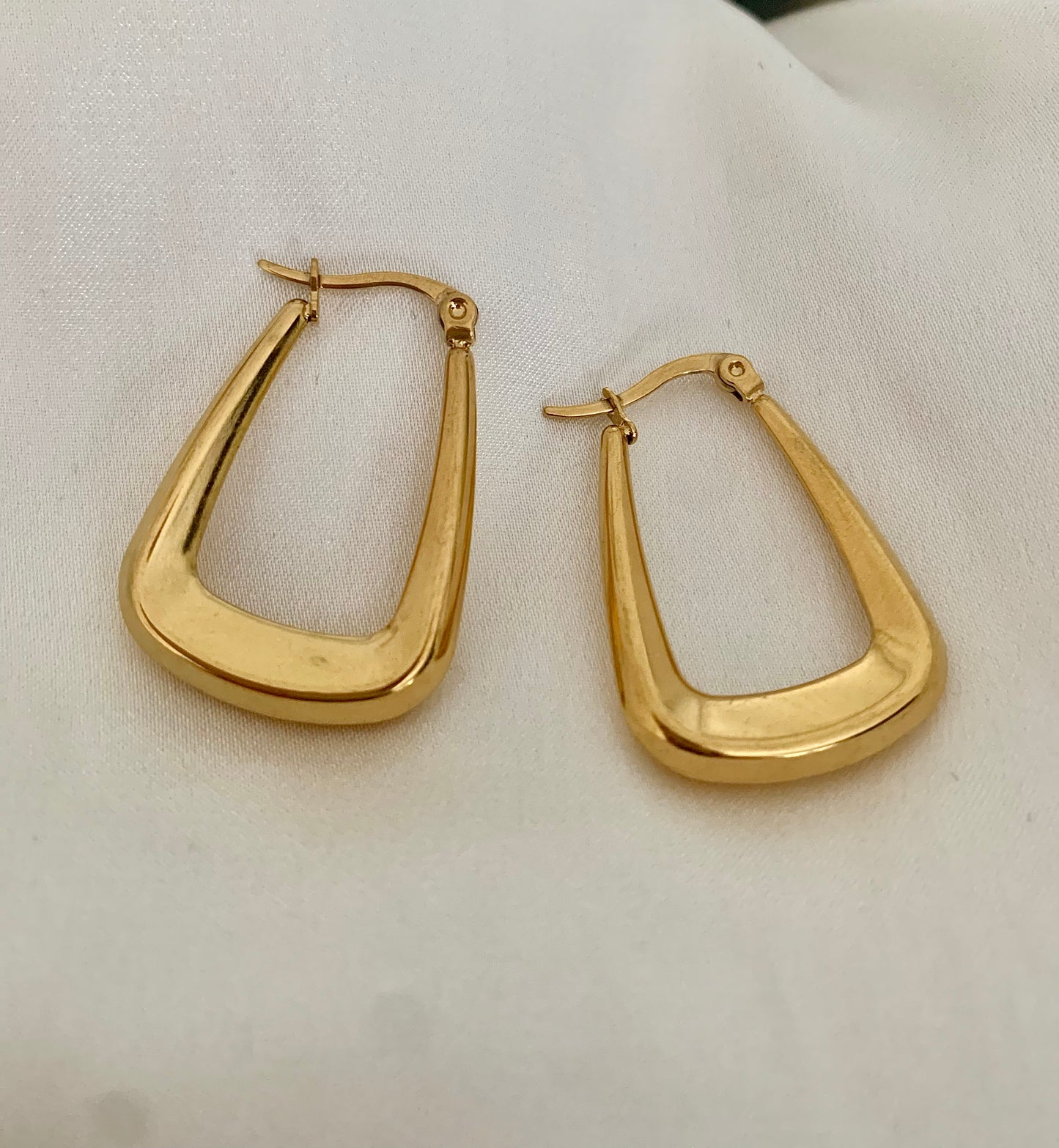 Boucles d'oreilles créoles Abby triangle, acier inoxydable doré .